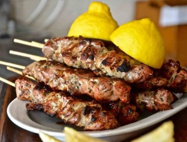 Υπέστη τριπλή ανακοπή ενώ έτρωγε σουβλάκι